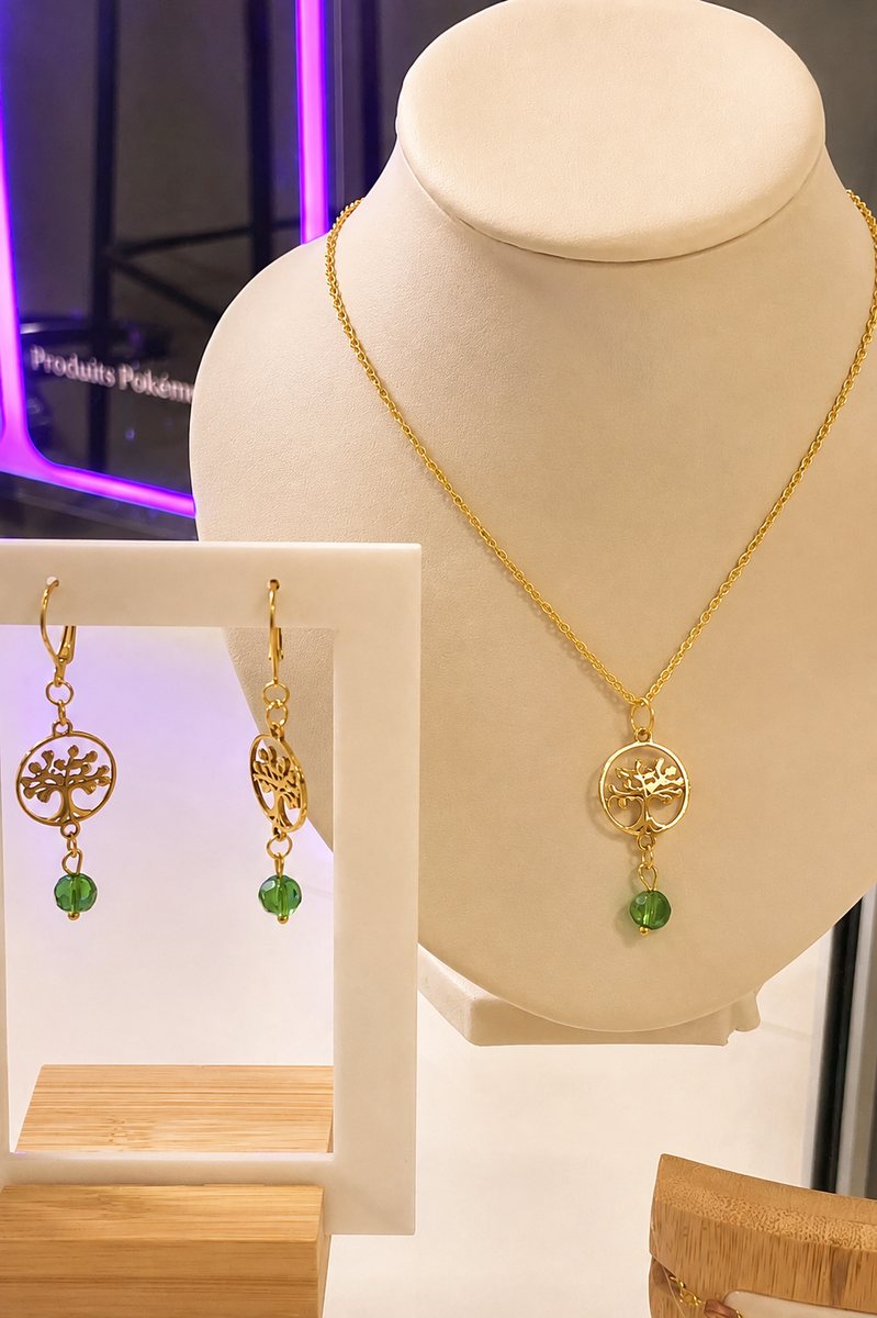 Parure arbre de vie faite main : collier à chaîne dorée et pendentif arbre de vie doré à perle verte, avec les boucles d’oreilles assorties, arbre de vie doré et perle verte.